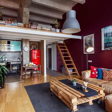 Stylish Loft Close To Old Town شقة